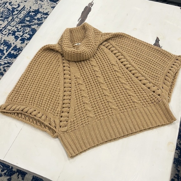 Ya Los Angeles Nuetral Poncho / Cape / Cloak - Picture 9 of 13